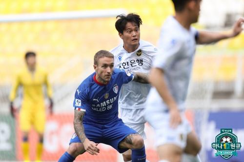 퍼즐 맞춰가는 프로축구 수원…타가트 