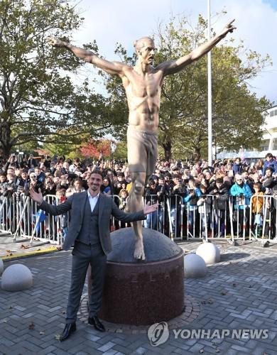 수난의 즐라탄 동상, 말뫼에 남는다…즐라탄은 말뫼의 아들