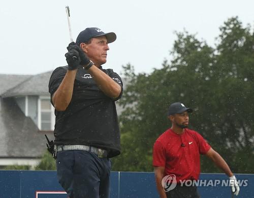 우즈, 미컬슨과 두 번째 맞대결서는 웃었다…1홀 차 승리