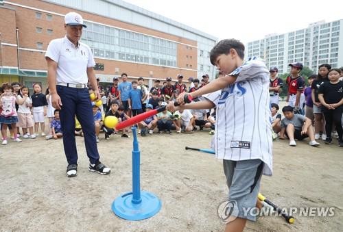 방역 지침 완화에 생활체육 기지개…야구·축구용품 