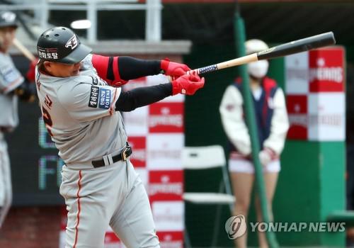 김현수, 2020시즌 KBO 1호 홈런…김태균은 1호 타점