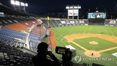 침 뱉고·하이파이브하고…아직은 낯선 프로야구 