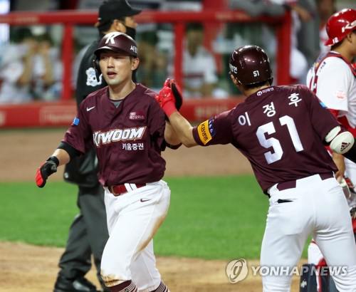 키움, 8회 KIA 수비 실책에 2득점…3-2로 이기고 개막 2연승