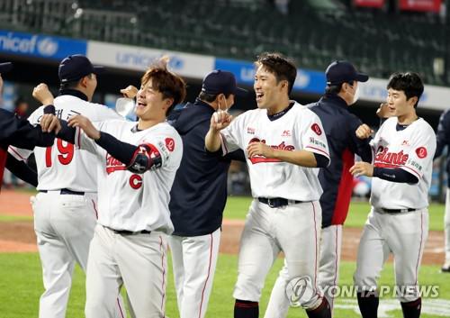 3차례 역전승과 대포쇼…화끈한 롯데 공격 야구의 강렬함