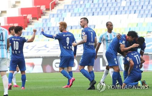 2골 먼저 내준 울산, 후반 대반격…수원에 짜릿한 3-2 역전승(종합)